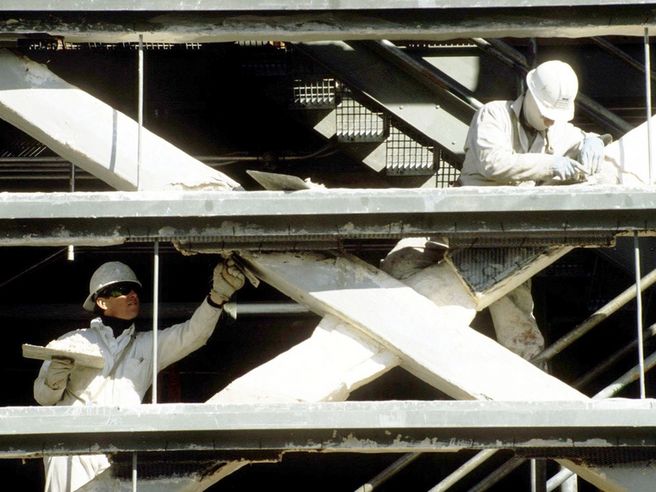 Stati Uniti: richieste settimanali sussidi disoccupazione scendono a 323mila unità, meglio delle attese