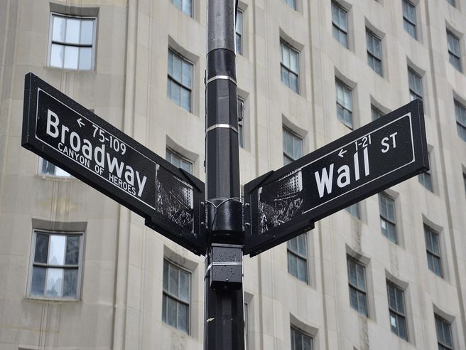 Wall Street apre in moderato rialzo, attesa per discorso Powell