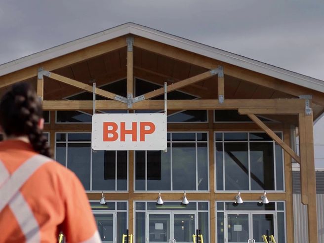 Bhp, utili in calo del 39% nel primo semestre 2024