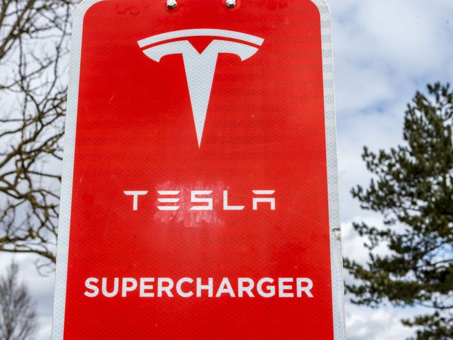 Wall Street: solidità Pil Usa e timori Fed non frenano il Nasdaq. Tesla si infiamma, titolo +10%
