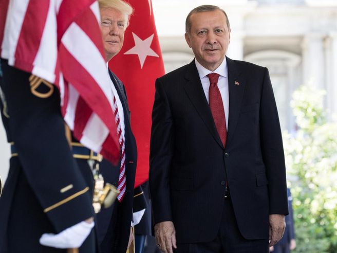 Turchia: lira ai minimi storici tra la pressione del dollaro e le tensioni crescenti