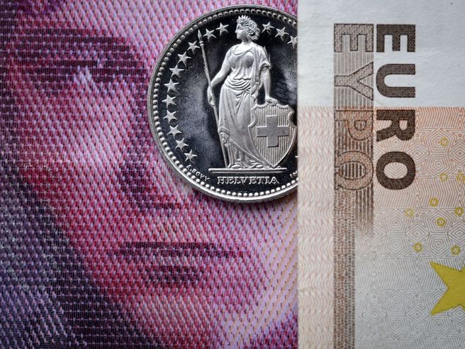 Tensioni Ucraina, investitori scelgono valute rifugio. Franco svizzero a record oltre sei anni sull’euro