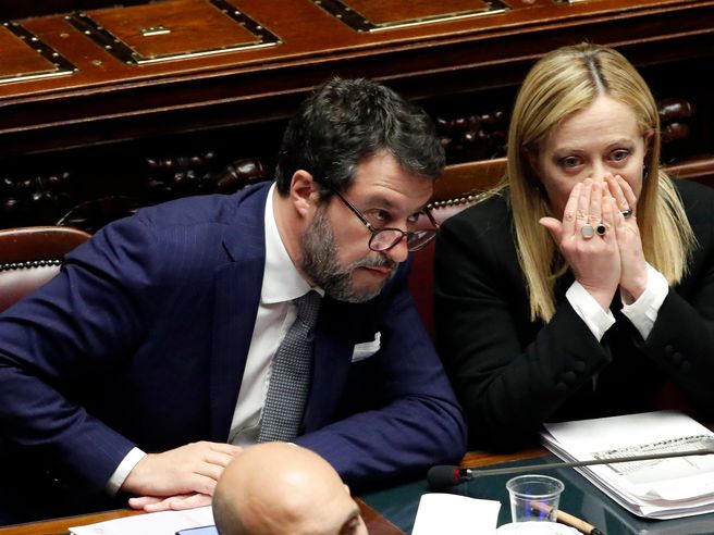 Maxi-tassa extraprofitti banche da 5 miliardi, Salvini ci riprova e fa infuriare FI. La reazione dei titoli a Piazza Affari