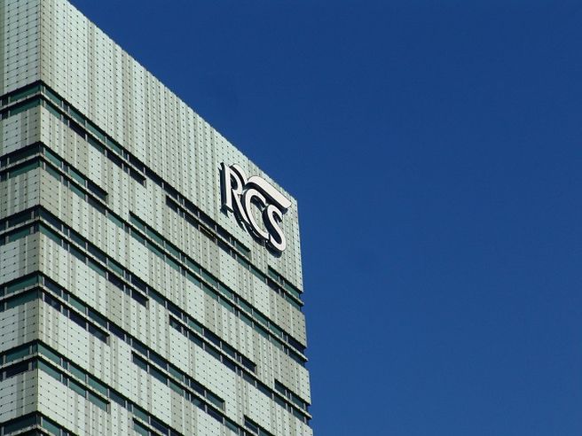 Rcs torna in utile nel II trimestre per 20 milioni, prima volta dal 2012. Titolo sospeso