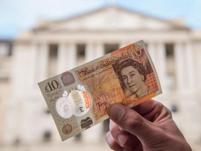 UK: vendite al dettaglio stracciano stime, sterlina fino a $1,36. Outlook Credit Suisse su BoE