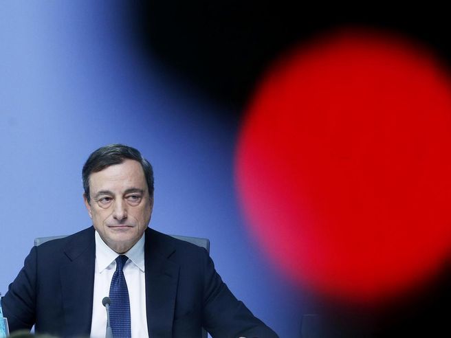 Bce, Draghi difende tassi interesse negativi. Poche prove che danneggino redditività banche