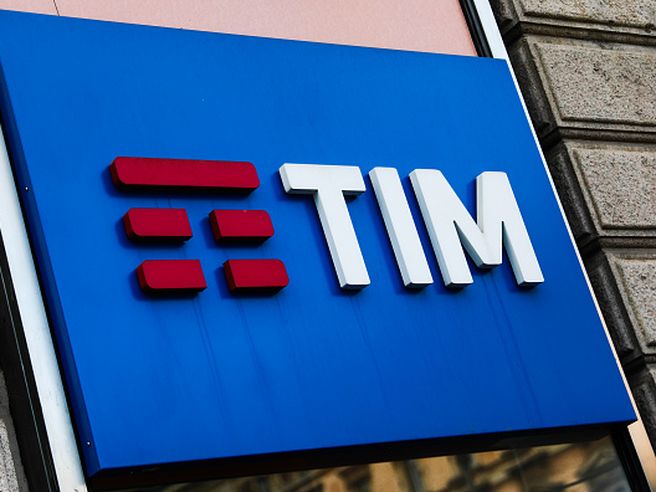 TIM affonda a oltre -15%, titolo sui minimi storici. Analisti delusi su tutti i fronti