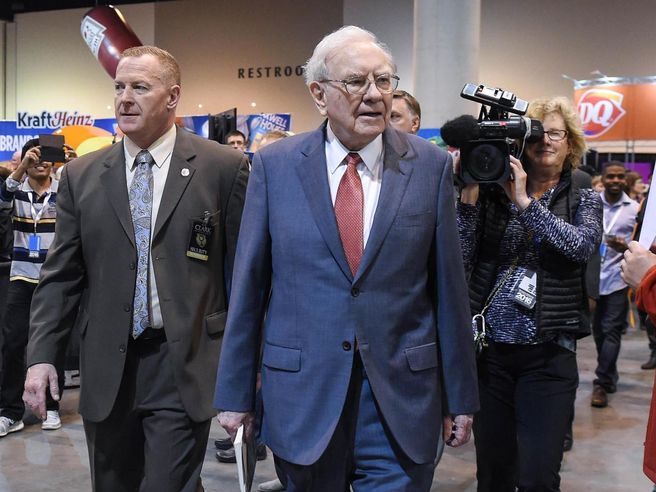 Warren Buffett esce da IBM, diventa terzo maggiore azionista di Apple