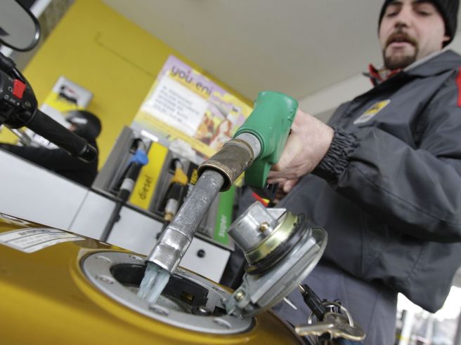 Codacons, caro benzina: bene rinvio a mercato tutelato