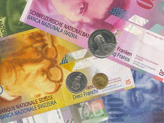 Forex: franco svizzero si rafforza sul dollaro dopo debole Pmi