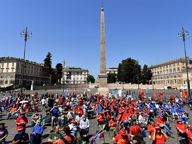 Italia: Codacons, stime Istat ottimistiche con incognita consumi. Inflazione potrebbe frenare acquisti