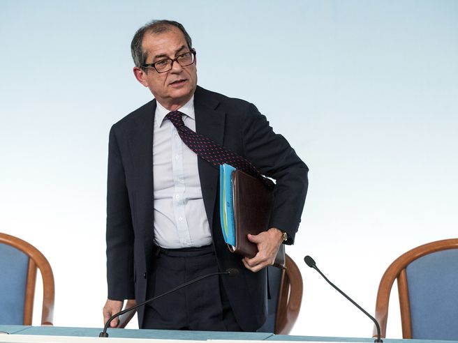 Tria: ‘Prelievo su pensioni d’oro misura temporanea, si chiedono un po’ di sacrifici ma non molti’