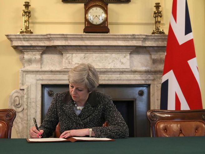 Brexit: voto di sfiducia contro May previsto questa sera (Financial Times)