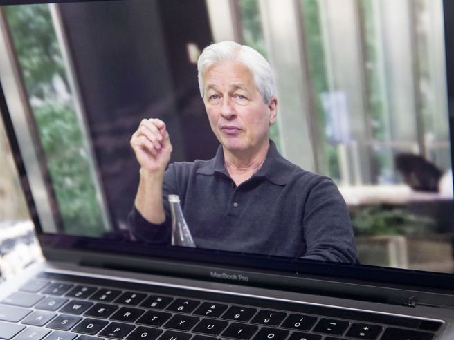 Bitcoin supera anche quota $57.000. Dimon (JP Morgan): ‘non ha nessun valore ma i nostri clienti sono adulti’