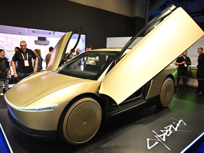 Il robotaxi Tesla debutta a fari spenti, pochi dettagli e Musk non incanta. Attesa per reazione Wall Street