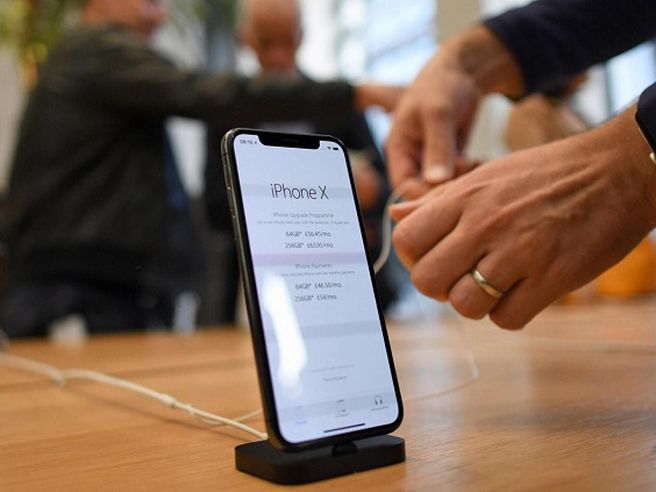 Apple arranca a Wall Street, niente sorprese da primo weekend vendite nuovi iPhone