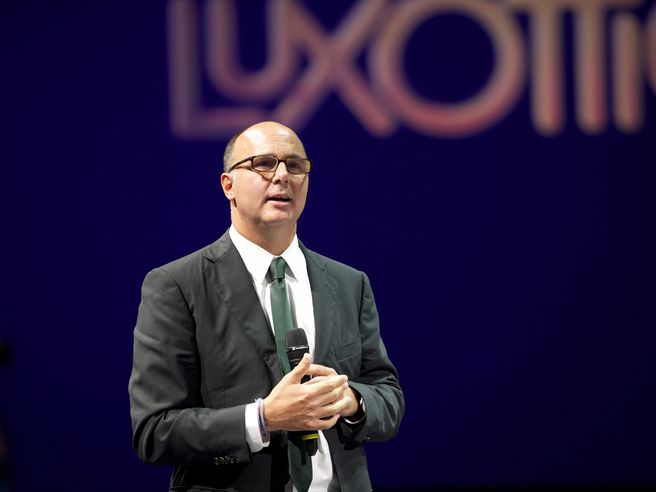 Luxottica: titolo dimezza le perdite, da tempo confronto Guerra-Del Vecchio su strategie