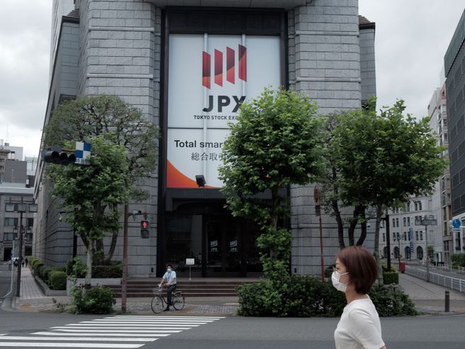 Borsa Tokyo entra in correzione con tonfo oltre -3%, poi ne esce. In Asia sell post Wall Street ma bene titoli oil con boom petrolio