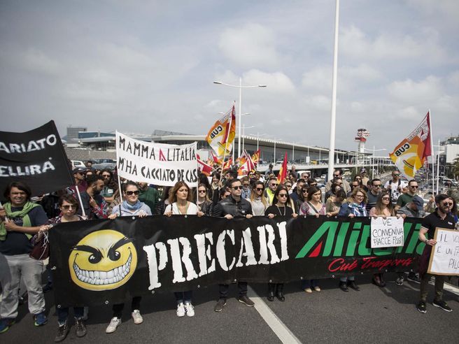 Alitalia: stasera ultimo volo, domani parte Ita. Assoutenti: caos voucher e punti MilleMiglia