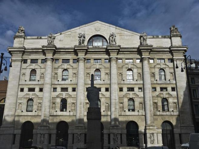 Piazza Affari chiude euforica con banche e galassia Agnelli. La migliore è Pirelli (+8%)