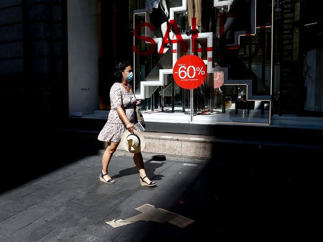 Confcommercio: saldi estivi al via, spesa media a famiglia di 213 euro