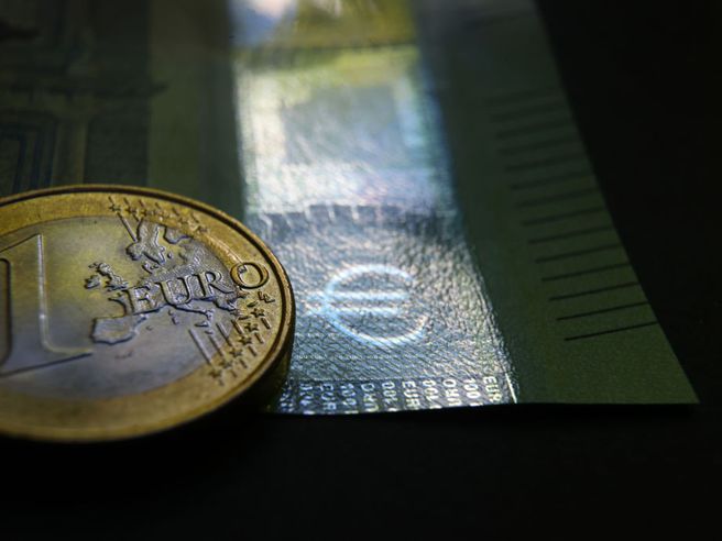 Forex, JP Morgan taglia outlook euro-dollaro. Cita indebolimento crescita globale e balzo prezzi gas naturale