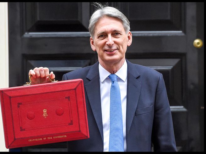 Brexit, UK lancia avvertimento, Hammond-Davis: Ue rischia crisi in stile 2008 se blocca accordo