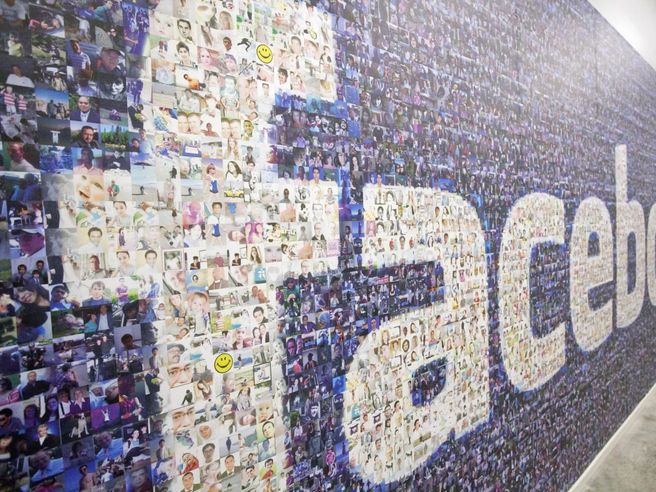 Facebook: Zuckerberg  vende 798 mila azioni, Sheryl Sandberg 138 mila