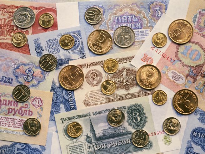 Russia: rublo tocca i minimi di 15 mesi