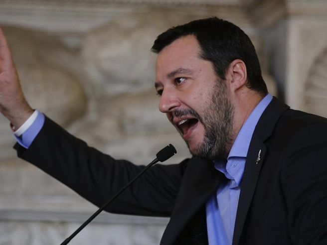 Salvini ‘boccia’ l’ecotassa M5S sulle auto: sono assolutamente contrario