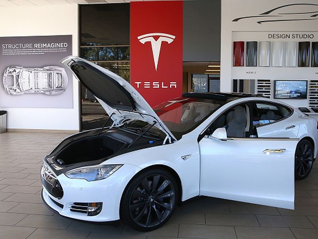 Tesla frena su espansione fabbrica Shanghai, pesano tensioni Usa-Cina