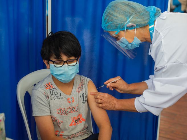 CEO Pfizer: “Ritorno alla normalità fra un anno. Necessario vaccini annuali contro Covid”