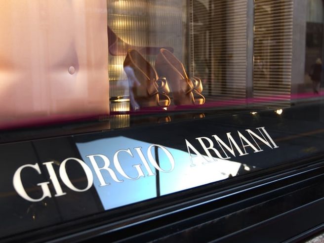 Armani: apertura a cessione quote a LVMH, Essilor e L’Oreal