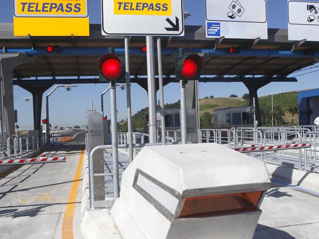 Atlantia, Autostrade si difende dalle accuse: ‘ricostruiremo ponte in cinque mesi’