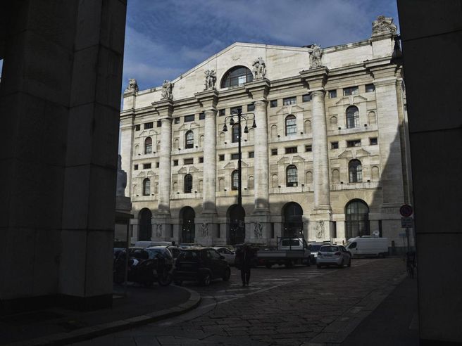 Piazza Affari poco mossa: vola Tenaris, male Unicredit e Intesa