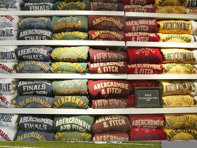 Tracollo di Abercrombie & Fitch a Wall Street: inflazione e boom costi, titolo -27% con trimestrale deludente e taglio outlook