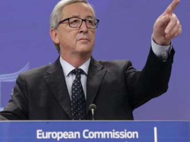 Brexit: Juncker, avanti con le decisioni prese. Attacco a Farage e Johnson