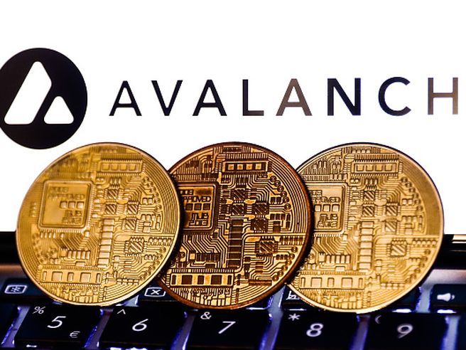Avalanche è la cripto del mese, esplode l’interesse per Avax grazie anche a intesa con Deloitte