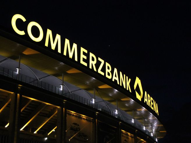 Commerzbank chiude II trimestre in utile per 272 mln, possibile dividendo nel 2018