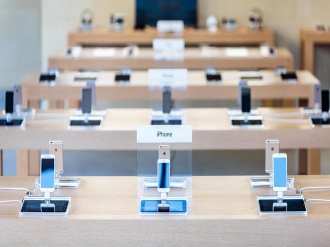 Apple: titolo chiude in calo a Wall Street dopo warning fatturato iPhone legato a coronavirus