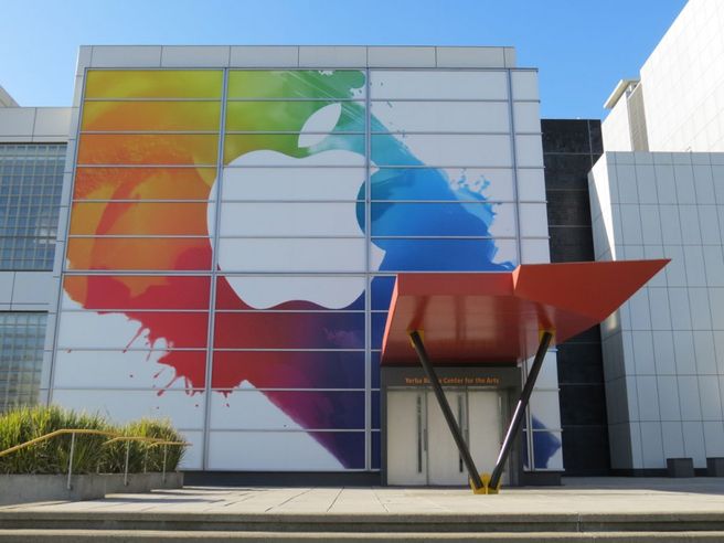 Wall Street apre in rialzo. Stasera i conti di Apple