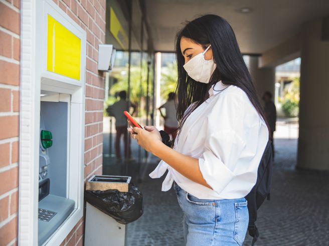 Poste Italiane, da Bei linee di credito per 700 mln per iniziative di efficienza energetica e mobilità sostenibile