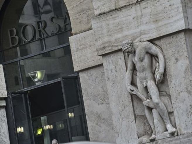 Piazza Affari chiude in ribasso, Mps protagonista. Brilla Luxottica