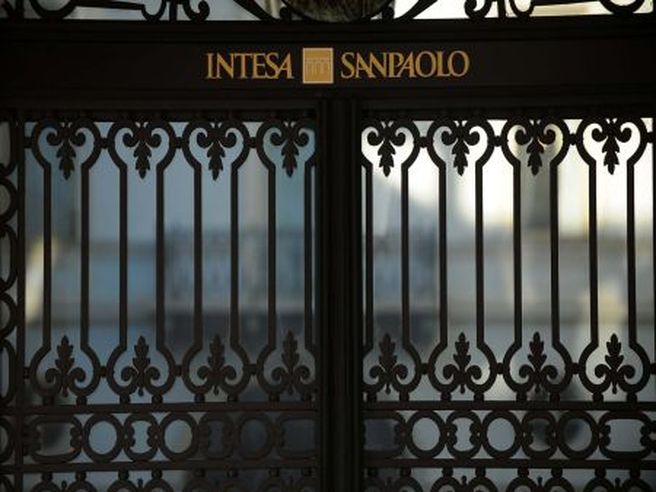 Intesa Sanpaolo: utile netto di 13 mln nel quarto trimestre, 3 mld su intero 2015
