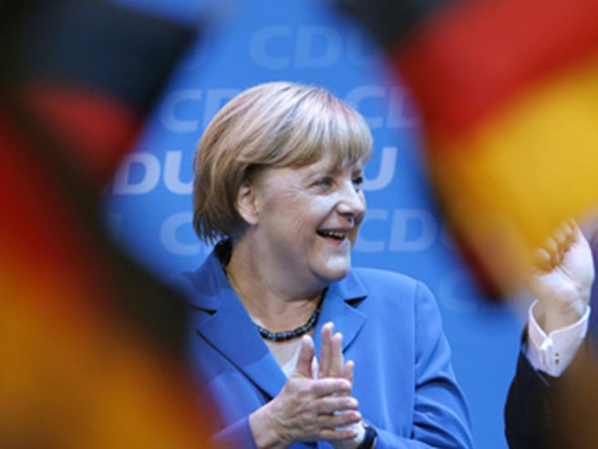 Merkel: crescita dell’avanzo commerciale tedesco colpa dell’euro, eur/usd a 1,1236