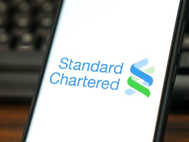 Standard Chartered annuncia utili 2023, premia gli azionisti con buyback e aumento dividendi