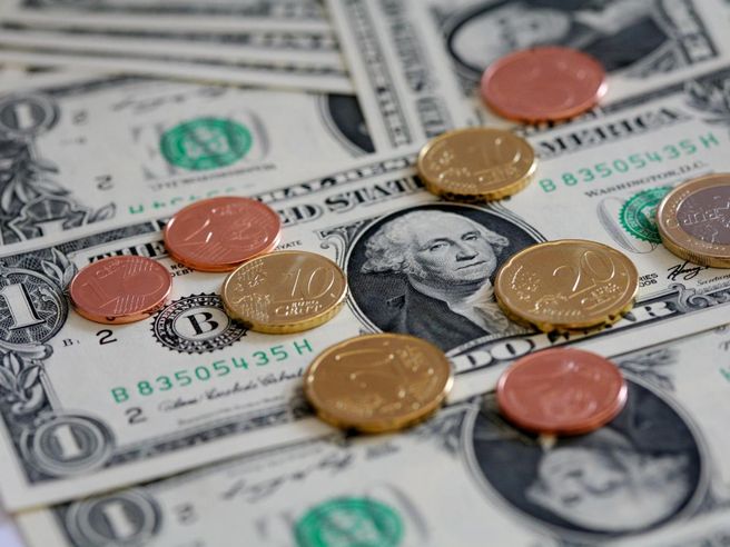 Forex: dollaro recupera terreno e quasi azzera le perdite contro l’euro