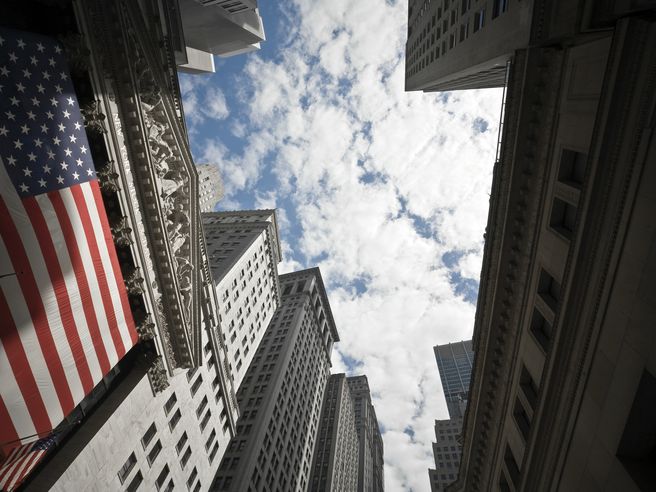 Wall Street futures in rialzo, ancora buy su Tesla. Curva rendimenti rimane invertita in tratto 5-30 anni