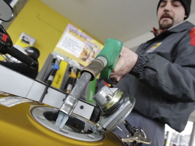 Benzina: al self-service 1,812 euro al litro. UNC: rialzo preoccupante