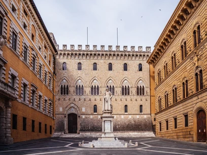 Scoppia il risiko bancario. Bpm chiede una fusione alla pari con Mps, ma Intesa prepara un’Opa con Bper